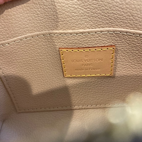 Louis Vuitton Cosmetic Pouch - Picture 9 of 12